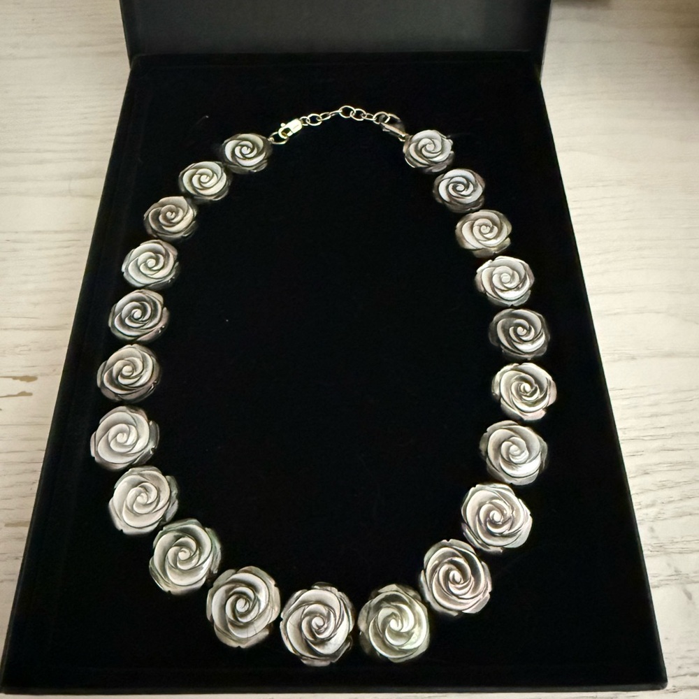 Tahitian Mother of Pearl Necklace .